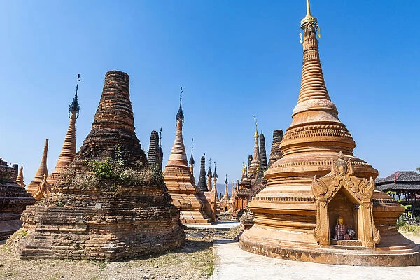 Taw Mwe Khaung Pagoda, Samkar, Inle Lake, Shan state, Myanmar (Burma), Asia