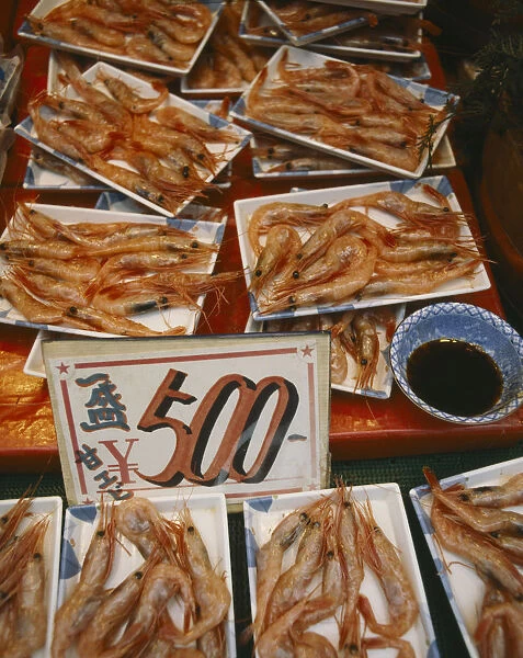 10017088. JAPAN Honshu Tokyo Prawns for sale in the fish market