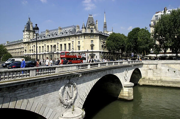 20038740. FRANCE Ile de France Paris People and traffic crossing the Pont au Change