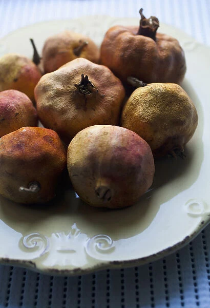 Pomegranate, Punica granatum, Studio shot of fruit in a bowl