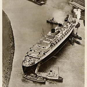Queen Mary Ocean Liner, manoeuvring down the Clyde