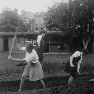 WW2 - Munich crisis - students digging trench at Lansdowne