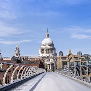United Kingdom, England, London, City of London. the Millennium footbridge linking