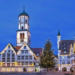 Historic buildings, market square, St. Martin parish church, town hall, Des Esels Schatten sculpture, Christmas tree, dusk, Biberach an der Riss, Baden-Wuerttemberg, Germany, Europe