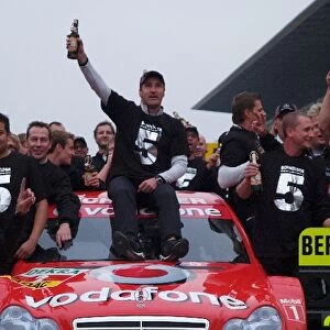 DTM: Bernd Schneider and the Vodafone AMG-Mercedes team celebrate winning the 2006 DTM Championship with a beer